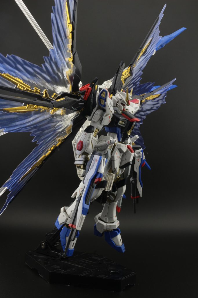 以前もRGストライクフリーダムは投稿していますが、今回はフレームから全塗装しています。