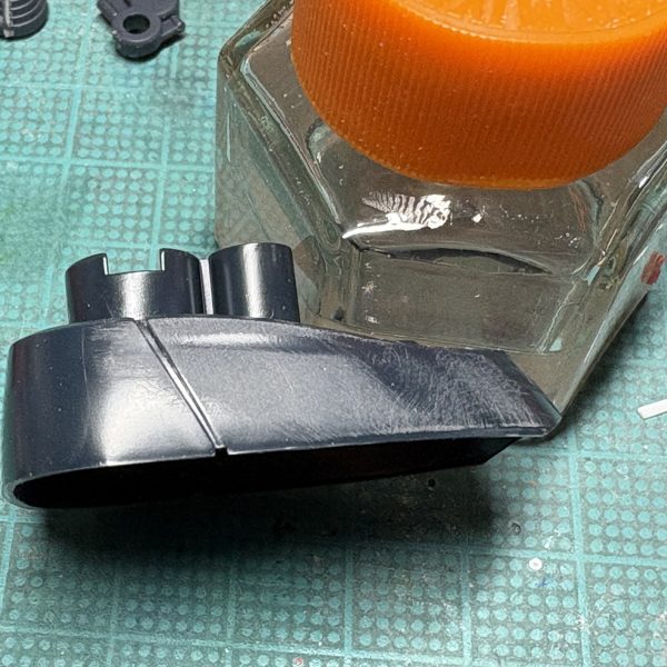 粛々と、不要な穴を塞ぐ作業。案外ヒケが多くて。ヤスリがけいい練習。（4枚目）