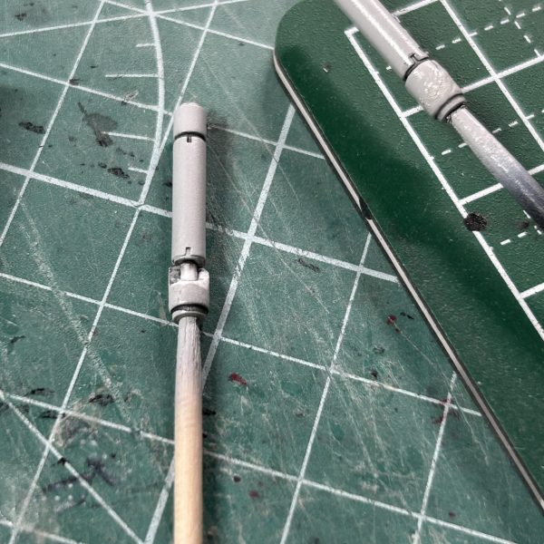 3箇所も割れました瞬着流し込んで放置。ちなみにビームサーベルのツカも割れて、もうやる気失せました🤗（4枚目）