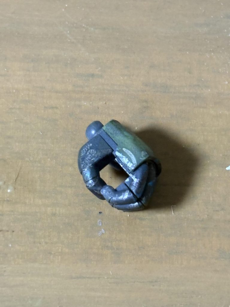 元はこの握り拳しか無かったのがどうしても気に入らなかったのでビルドパーツ付けました、だけどサイズが合わなかったので接着してしまったので元の握り拳を、取り付けられなくなってしまったので拳単体の写真ですみませんもうビームサーベル握れない(笑)