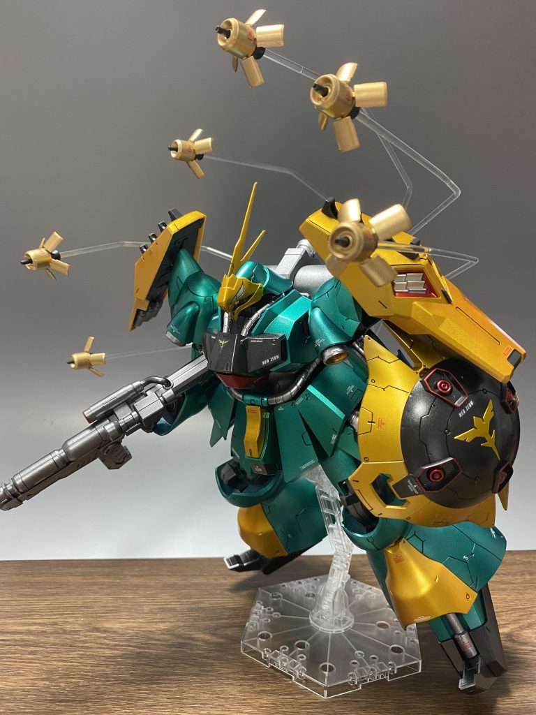 ゴールドとシルバーとキャンディ塗装のグリーンでピカピカのヤクトドーガにしてますサザビーといい逆シャアのMSはテカらせたくなります