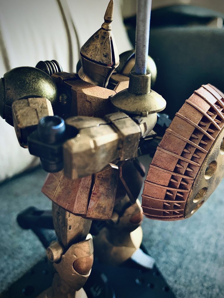 ドライブラシで塗装すると、下の塗装を擦ることで塗装剥がしも一緒に表現できました。甲冑を補修して使い続けている表現をしたかったのでいい感じに塗装できました。