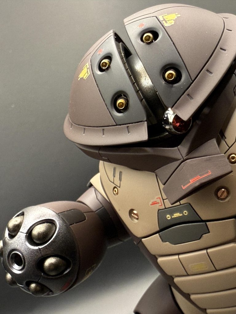 ボディは、レッドブラウンやココアブラウンをメインにブラックで色合いを調整。一部分に、ブラックを強めた焦げ茶色で塗り分けをしています。お腹と背中の団子虫部分は、サンドベージュやライトブラウンをメインに調色。サフは、ガイアノーツのオキサイドレッドを使っています。関節フーレムは、シルバーとガンメタで調色した下地色に、若干青目の色合いをつけています。ABS素材で、蛇腹の立体模様になっていたため、面倒な合わせ目処理はせず、段落ち加工で済ませました。スラスターはアスパラ模型さんの10mm火花 IV ノーマルスラスターを使用。各箇所に艶消しゴールドのビーズを埋め込み。最後にガイアノーツのフラットクリアプレミアムで艶消しコート。白くならず、フッ素入りでとても滑らかな仕上がりになるので、おすすめです！モノアイはハイキューパーツのHDプレートにスワロフスキーをセットしてキラメキ度合いを上げました。このアイデアは、シノさんの作品を参考にさせていただきました。