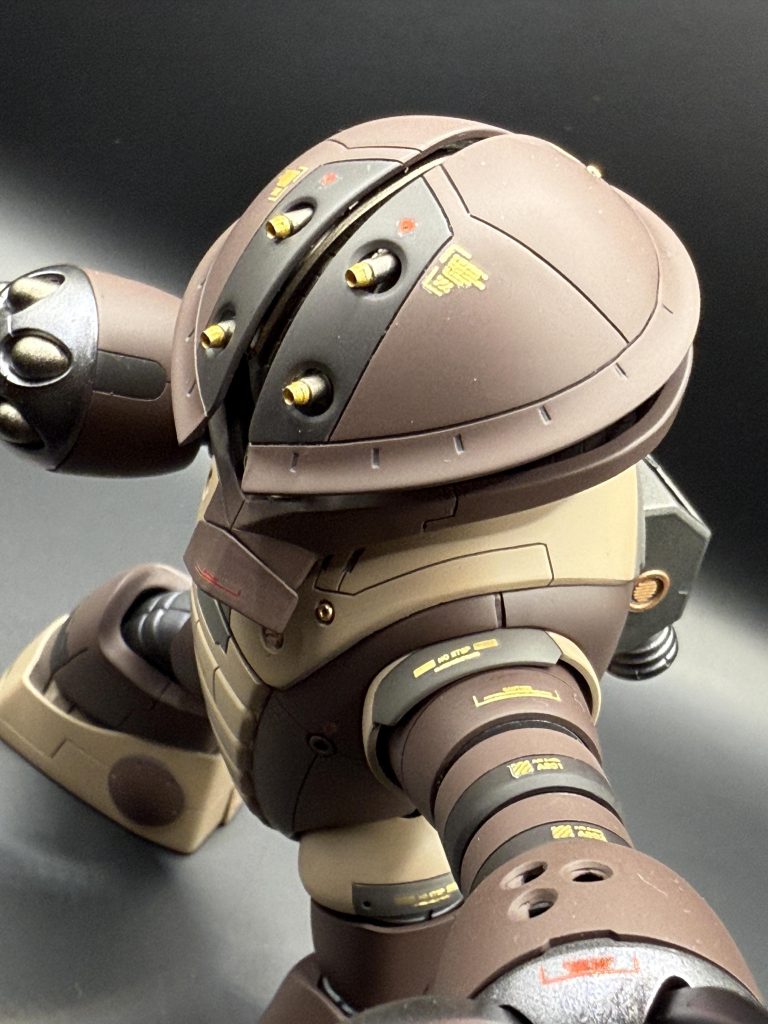 デカールは、ハイキューパーツのホイルゴールドとホイルレッドを使用。艶消しをかけると、丁度良い塩梅で落ち着いた雰囲気になりました。