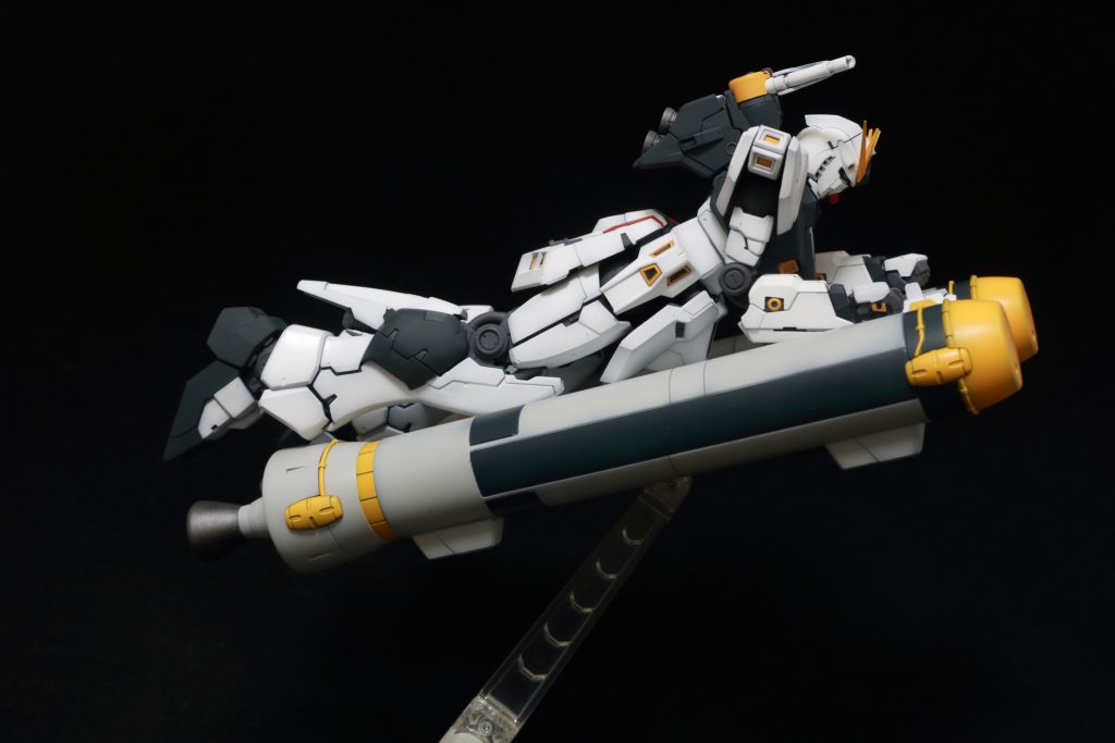 RGνガンダムを乗せてみました。劇中の音楽が聴こえてきそうな感じだ！HGνガンダムを固定させるパーツは使えませんが乗せるだけなら問題なし！