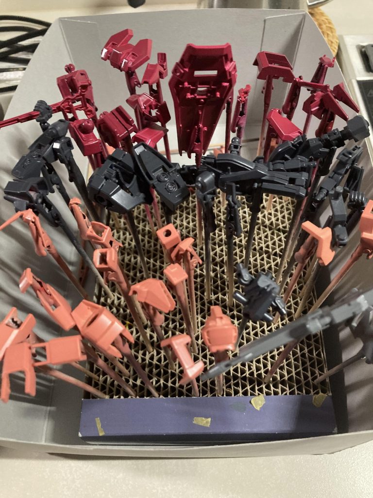 シャアピンク、シャアレッドで缶スプレー塗装しました。