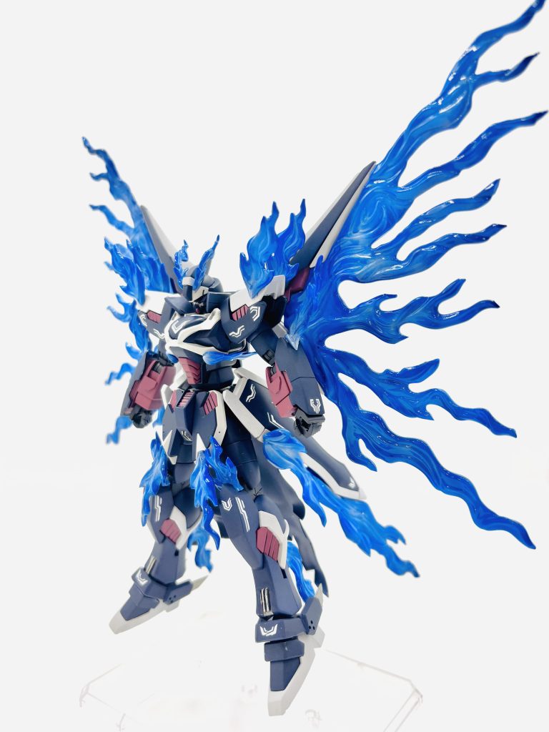 ファントムライトの展開状態は荼毘の蒼炎をイメージして塗装してます。エヴォサフのスカイブルー→蛍光ブルー×2→クレオスのディープクリアブルー→アルティメットホワイトの順番で塗装を行い炎が揺らめく様子を再現しました以下ポージングになります↓↓↓↓