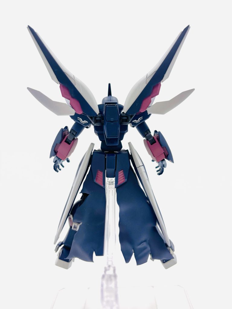 また荼毘と言えば襟が立ってるコートだなと思いそのイメージをしたマントをプラ板を炙って作成し、襟の部分も1ミリ厚のプラ板をアイロンで温めて曲げて胴体に合うようにして作成してます。