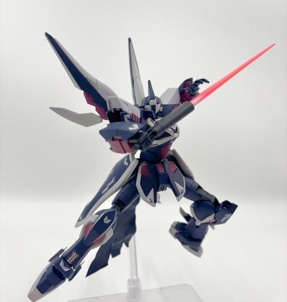 バタフライバスターはクレオスのガンブルーメタリックで塗装し、ビームエフェクトは蛍光レッドに根元にホワイトを塗って発光してるように塗装してます