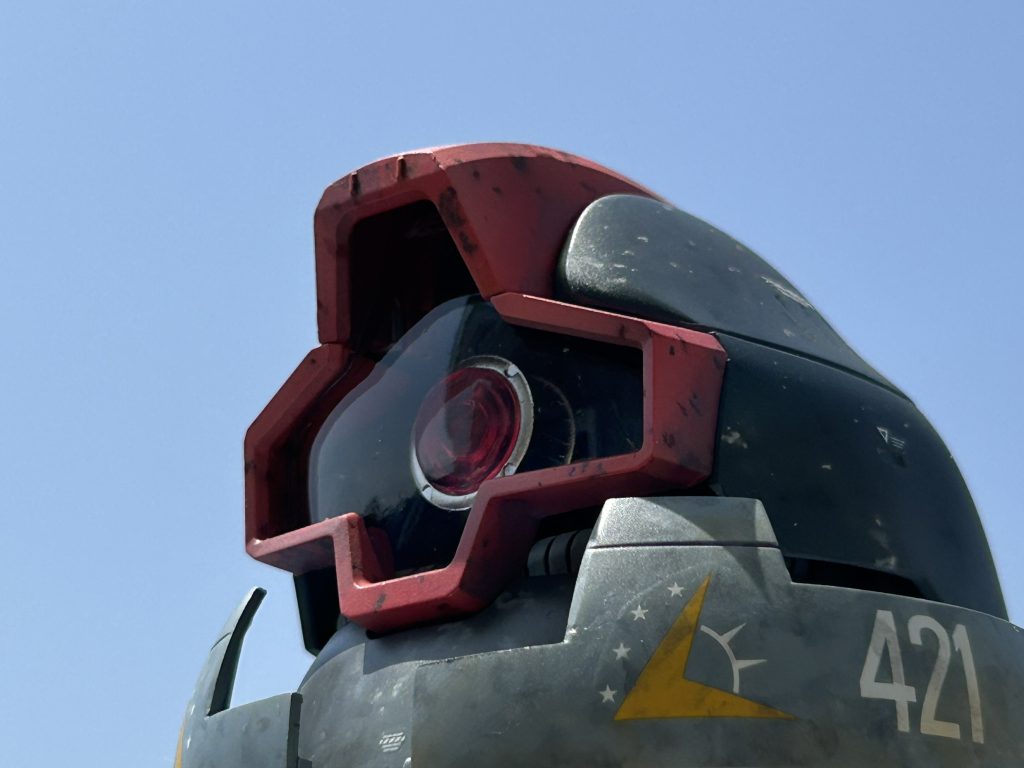 結局テストした塩マスキングのやり方は把握できたのだが、マスキングのサイズコントロールと色の組み合わせがイマイチだったなと。ドムヘッドはビッグサイズなのでこれでもそれなりに見えますが、1/100のMGサイズでは大味すぎるなと思うので、本番前にもう一度練習したい。黒色の表現はこれでいけるなと思いました。それでも自身で塗装して完成させたらそれなりに愛着は湧くものでディスプレイしています。