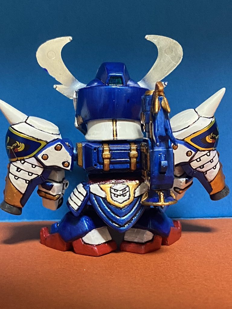 腕と、腰が回るようにと、脚が広げられるように改造しました。