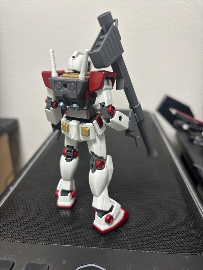 改修ポイントとしましては、頭部、ふくらはぎ、武装の合わせ目消しを行い。全身メタリックもちょっと目が疲れそうなので関節、武装:ガンシップグレーで落ち着いた感じにして赤:キャンディー塗装白はパールホワイト腹部:ライトガンメタル金:ゴールドお気に入りは焼き色風に仕立てたスラスターでクリアブルーをサッと乗せれて良い感じになりました。