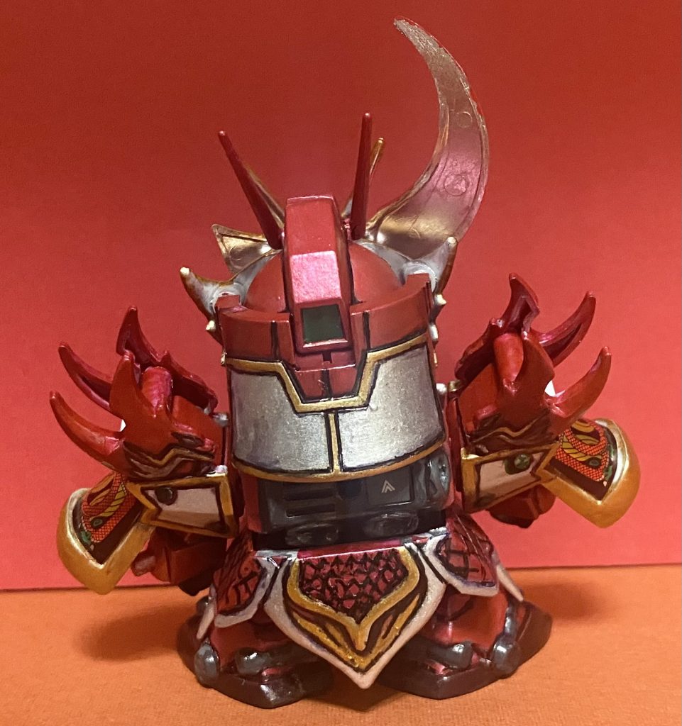 こちらも、腕と腰が回るようにと、脚が広げられるように改造しました。脚の改修作業の時、失敗して、かなりガタガタになってます。。( ´△`)顔も、素組みだと、あごが出ている感じがしたので、切り取って奥に付け替えました。パテで接着したので、これもガタガタです。。鎧も切断して、磁石でくっ付けてます。