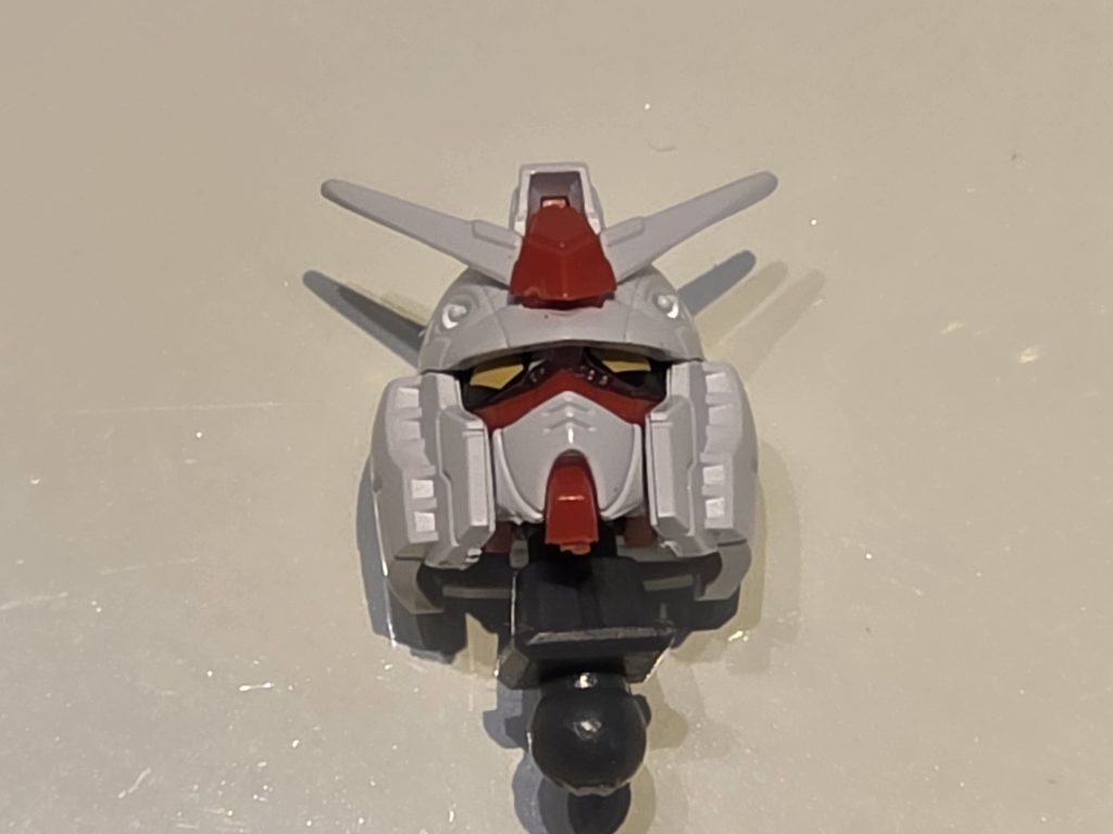 ヤスったものがこちらです。写真で見るとまだまるいように見えますが触ってみるとかなり痛いです。昔のガンダムと比べると、目元の色合いがかなり違いますね。