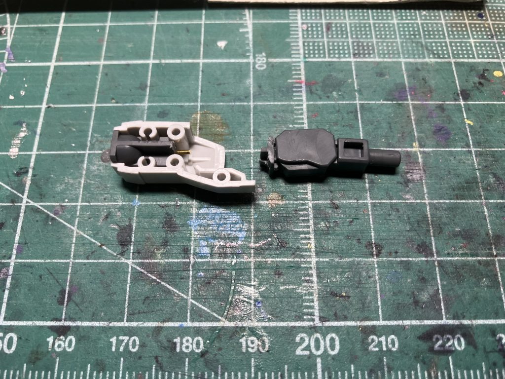 インパルス本体の工作内容は既に製作ストーリーで説明済でしたがこちらでも。 前腕の合わせ目処理のため、前腕フレームをエッチングソーで分割、0.8mm真鍮線で軸打ちして後ハメ化。最も、強度がそこまで高くないので外装と肘関節の摩擦で半ば無理矢理保持しています。