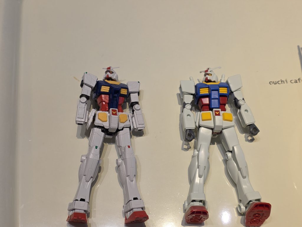 これは頭部とは関係ないですが、ディテールのこだわりがすごいですね。複雑ではないキットでもここまで作り込まれているのは感動です。昔のガンダムは足裏が肉抜きされていますが、万博ガンダムは肉抜きされていません。肉抜きされるどころか、細かいディテールが施されています。