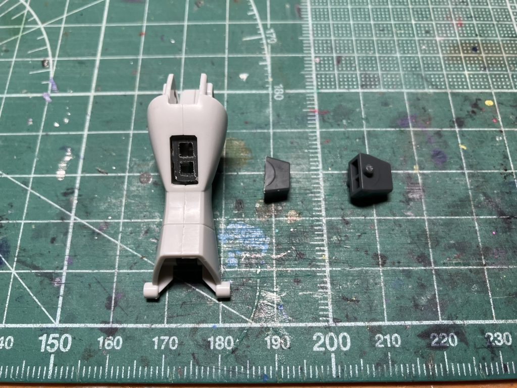 ふくらはぎの合わせ目消しの際にバーニアも後ハメ加工が必要ですが、2mm真鍮線が手元に無かったので、ダボの付近でスライスするようにエッチングソーで分割し、プラ板で土台を作って塗装後に接着する方法をとりました。