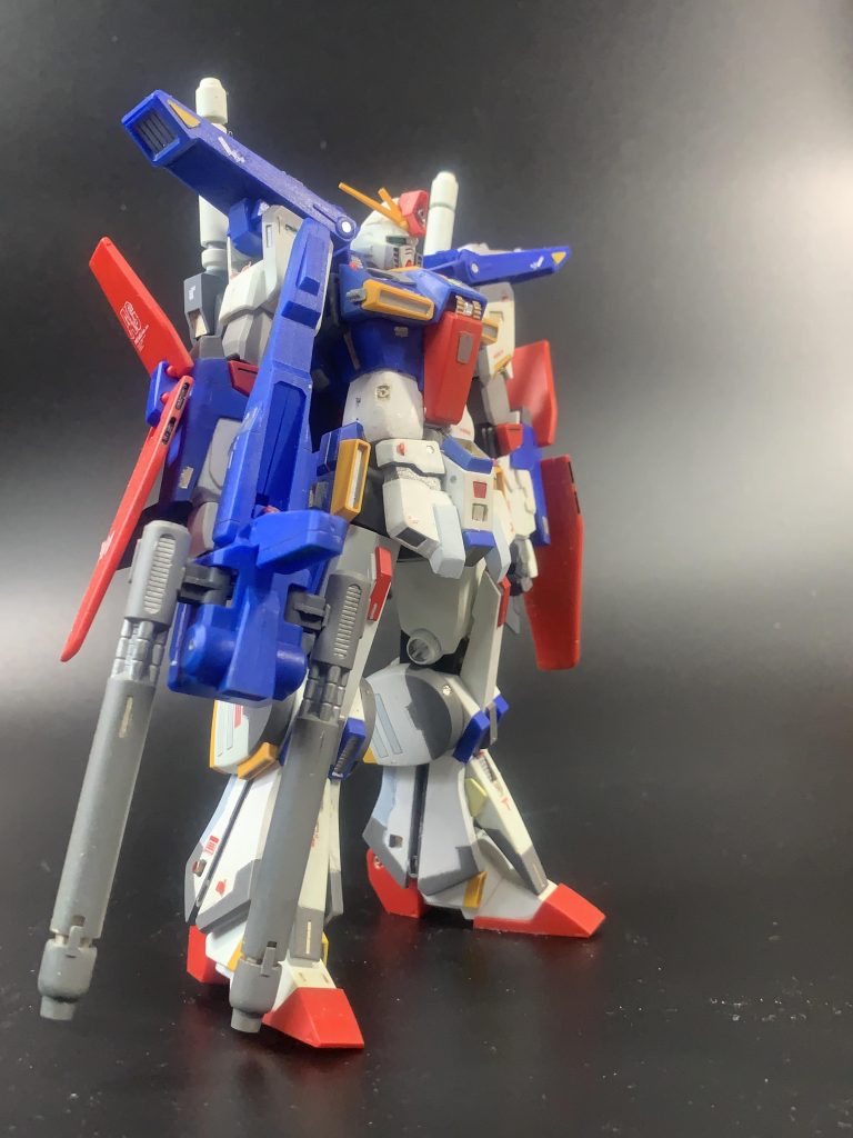 このゴツイ出で立ち、これこそダブルゼータって感じです。改修ポイントは胴体を５ｍｍ程延長、各所プラ板、市販パーツ、スジボリやデカールによりディティールアップをしています。