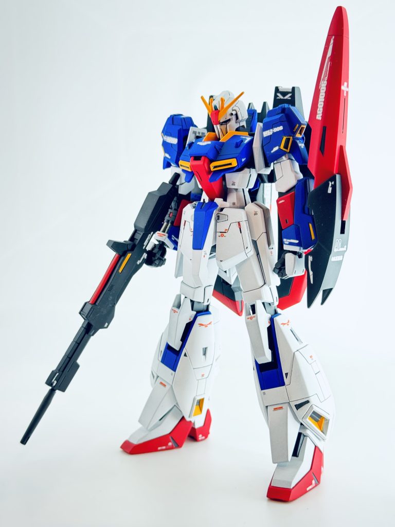 前腕正面のパイプも切り飛ばしてスプリングに置き換えてます首、胴、足首の延長、肩の大型化を施しました大型化に伴い肩のスラスターを一度埋めて掘り直したのですが、歪みまくってますもっとキレイに作れるようになりたいです