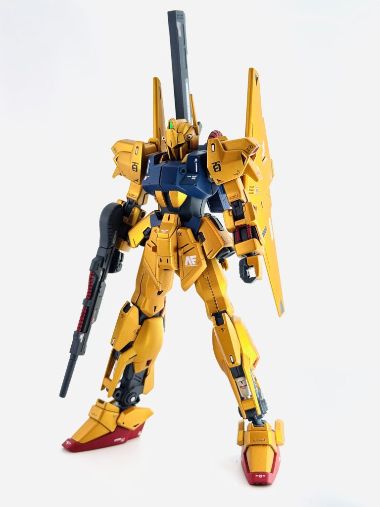 若干のスジ彫り追加と腰サイドアーマーにバーニアを追加、肩と膝に太めのスジ彫り+ホワイトチップを埋め、頭部バルカンのメタルパーツ化を施していますスタイル改修はしていませんゴールドは渋くしたかったので赤金を艶消ししてます