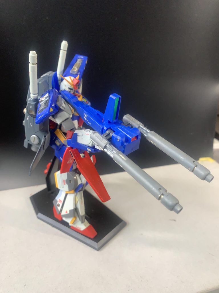 ややゴチャゴチャしたディティールを多めに追加しています。ダブルゼータであればそれも許されるだろうという自分自身の解釈です。あくまで私の好みですのでお気に召さない方には先に謝っておきます、すみません。(zaku-kao9)