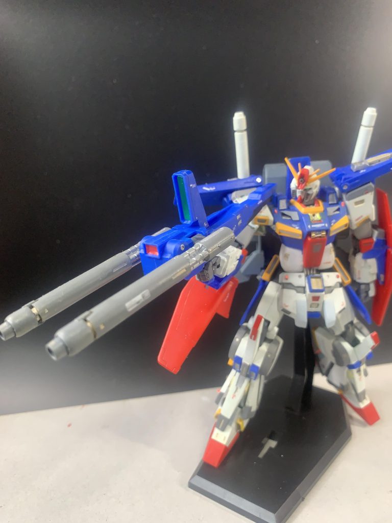 ダブルビームファイフルを構えるダブルゼータ。スタイリッシュなゼータガンダムに比べてダブルゼータはどこまでもガテン系のマッシブボデー。だがそれがいいのです‼敵は無理矢理力づくでねじ伏せる。アニメじゃない‼