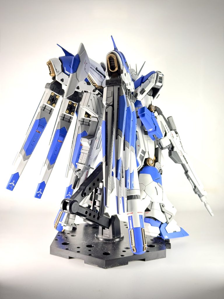 塗装したことでパーツクリアランスがなくなりバズーカの一部が割れ、プロペラントタンクの付け根のボールジョイントが千切れました…両方とも修正しましたがアップでは見せれないほど酷い改修となりましたファンネルに磁石を仕込んでピッタリ閉じるようにしている作例を完成後にいくつか見て、自分もやればよかったと思いましたこれの後にνを作ったんでファンネルのランナー見た時は正直心が折れかけましたそれぐらい大変なキットで製作期間も一番かかりましたが評判通りの良キットで、塗装後に組んでる時がめちゃくちゃ楽しかったです