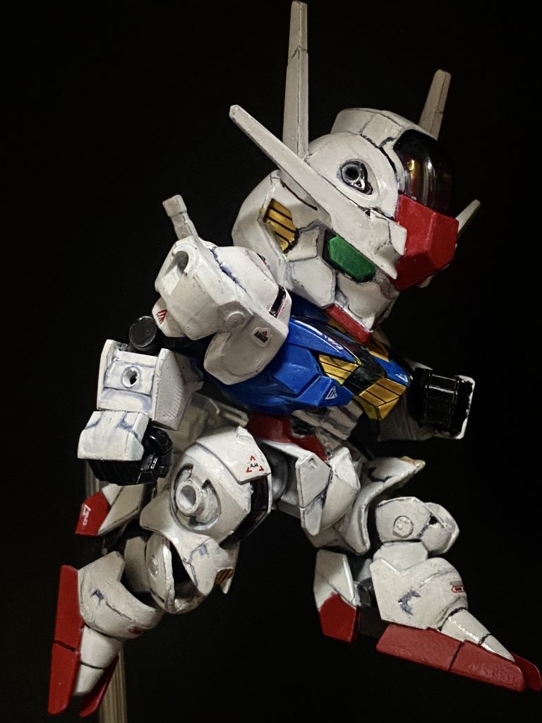 膝立ちです。再現するために、脚を切り離して曲げられるように改造しました!自立ができないので支えています(。-∀-)