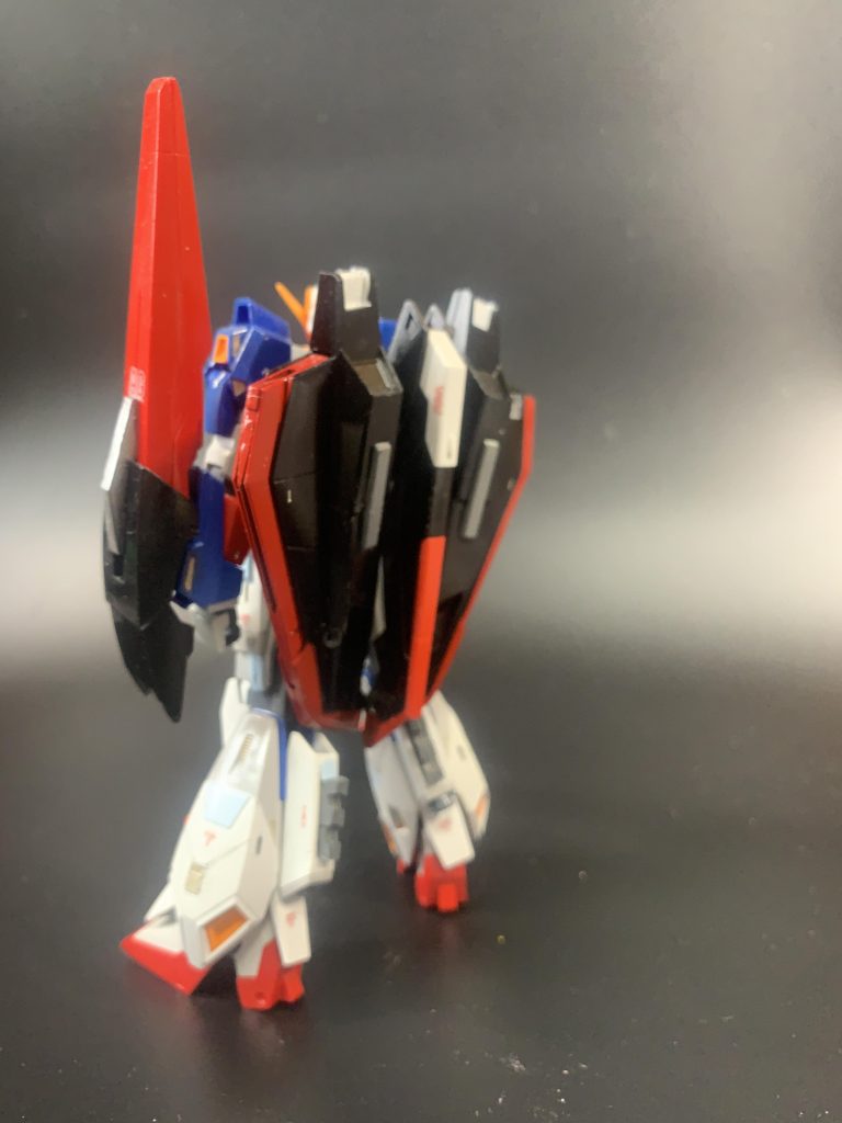 バックショット。ゼータ特有の背中ですね。