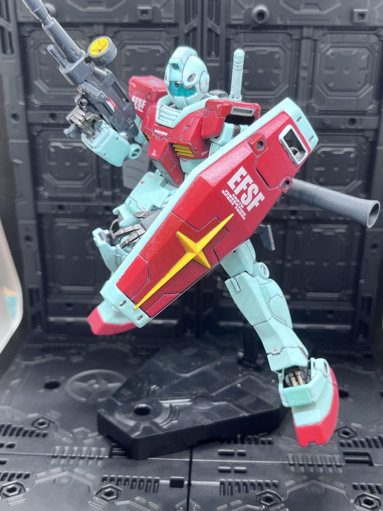 ポージングは苦手ですが、せっかくなので少しポージングを(gundam-kao5)また腰のフロントアーマーは少しですが独立可動します。塗装ハゲが怖くってあまり動かせませんが(gundam-kao10)