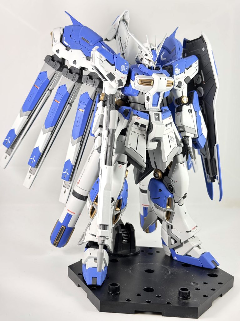 ゴツくて強そうでヒロイックなデザインにテスト機っぽいシンプルなカラーリングがおしゃれですよね個人的にはνのほうが好きですがこちらもかっこいいですカラーはシンプルにしたかったので水色の部分はニュートラルグレーに変更していますメインのブルーは淡い感じにしたかったのでフィニッシャーズさんのジェネシスブルーにピンクと白を調色してラベンダーっぽいブルーにしました撮影のためにケースから出したらデカールの一部が浮いていて仕上げの甘さを痛感しました