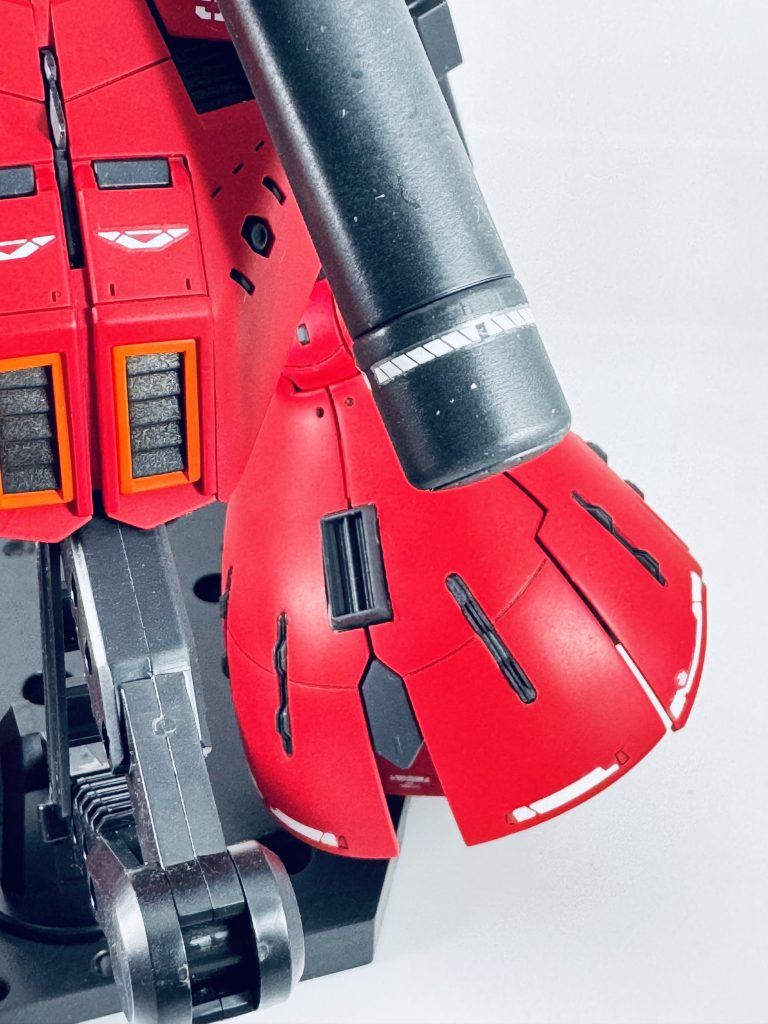 足のスリットはぶち抜いてしいたけディテールを埋め込みましたまた背面中央にも穴をあけスラスターっぽいカスタムパーツを埋めています弄ったのはそれくらいですねまたいつかもっとうまくなったらリベンジしたいです