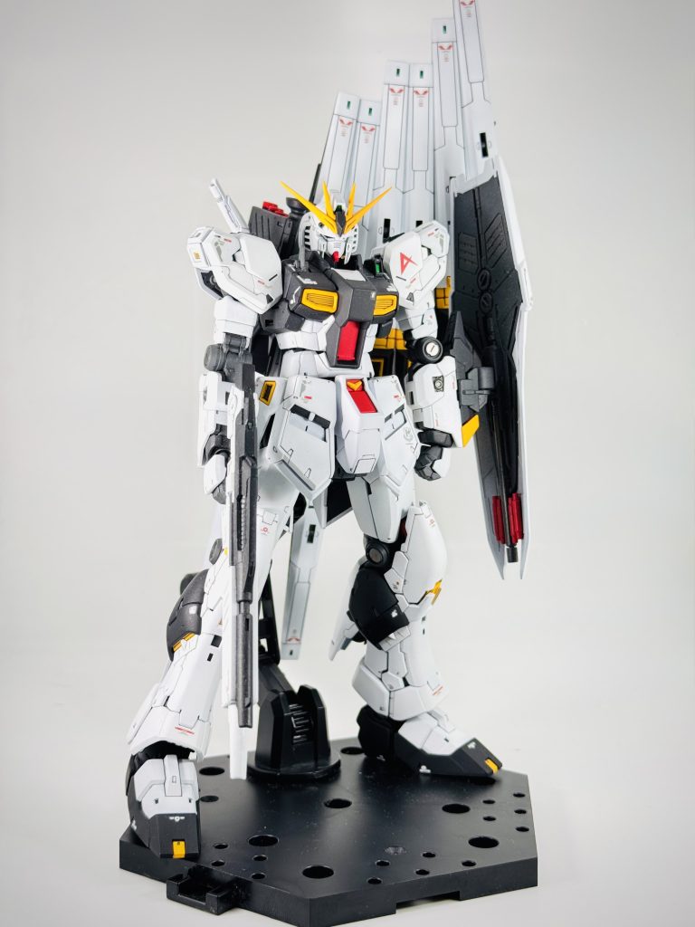 これくらいの角度ならイケメンに見えるんですよねトリコロールじゃないのにガンダムの正統進化系に感じる、シンプルなのにちゃんと強そう、ほんとにデザインが秀逸です