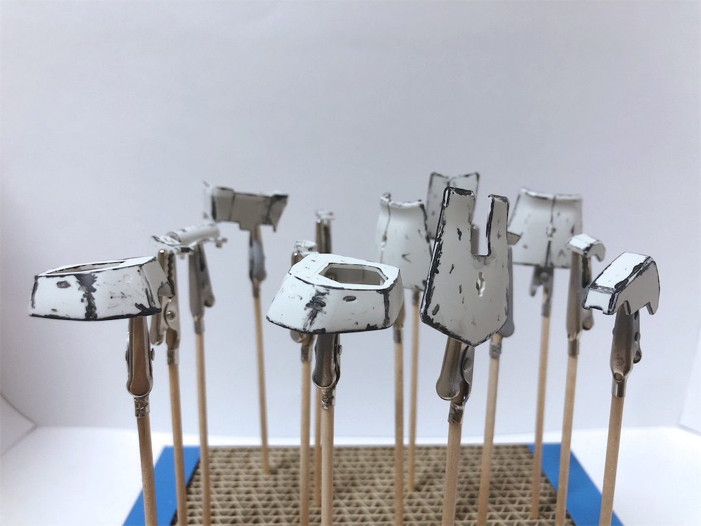 パーツを一個ずつチッピングしていったので、時間はかなりかかりました。細筆を使っても良かったと思います。