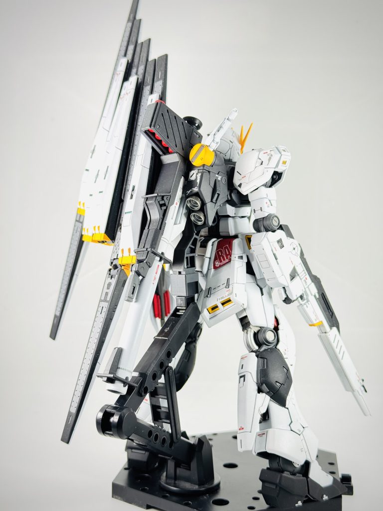 リアビューもかっこいい!アシンメトリーなデザインが本当に素敵個人的にはHi-νよりもνが好きです