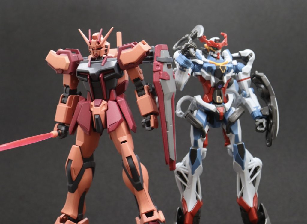 MAVに擬態してジークアクスとツーショット。いずれはドラグーンを追加して6基装備にしたり、ガンダムハンマー(ミョルニル)を持たせてあげたいです。最後まで閲覧していただきありがとうございました。