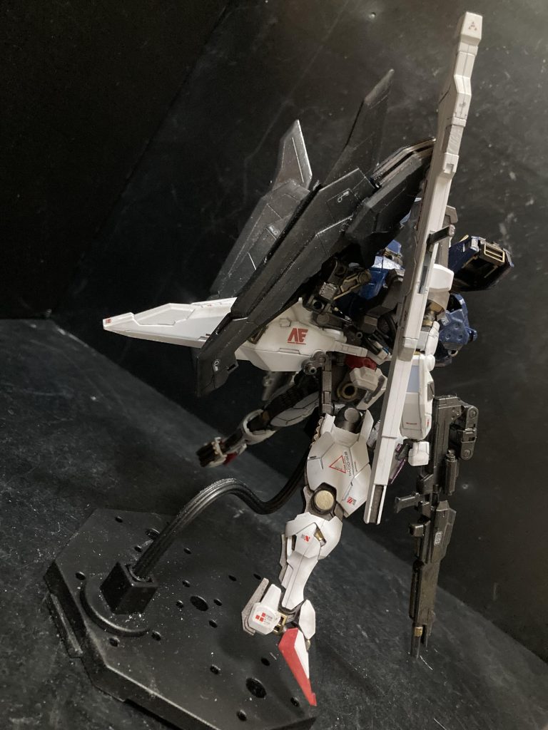 側面。ランチャーは設定には無いんですが、キャリバーンのをそのまま流用。後ろには機首になるパーツが付いてます。