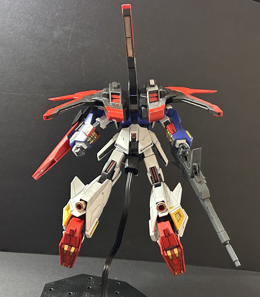 ビルド系は視聴してない時期だったため、馴染みがなく、変形がない設定との情報から購入を迷ってましたが、完成したらカッコ良い機体で人気なのも納得の良キットでした。  