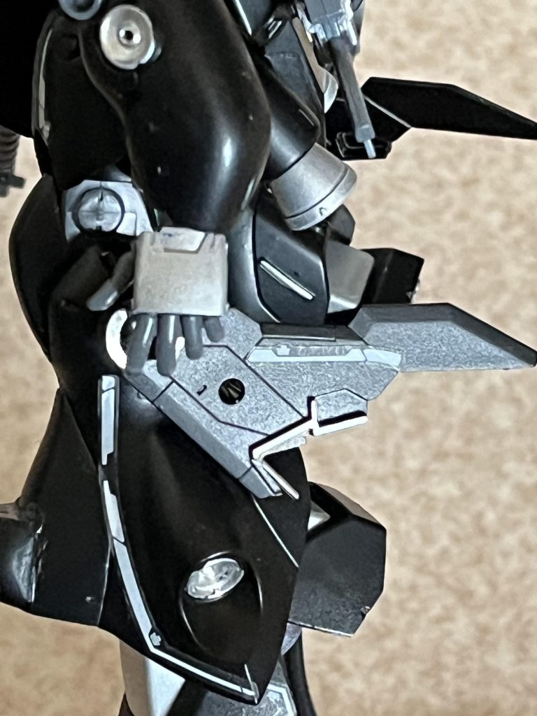 脚部は30mmのウイングのパーツを、ガンプラのジョイントで固定しました。50度ぐらい可動します