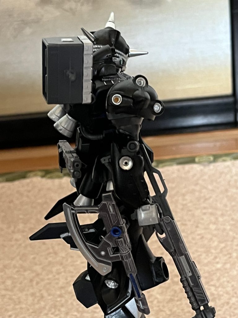 シュツルムファウストの代わりに10連ミサイルポッド、ビームサーベルの代わりに巨大ヒートホークをつけました