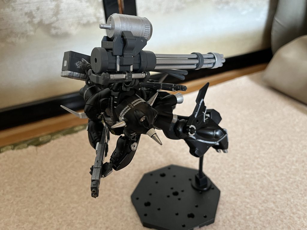 背中にガトリングをつけて滑空。(オプションパーツセットのガトリングを背中につけました)