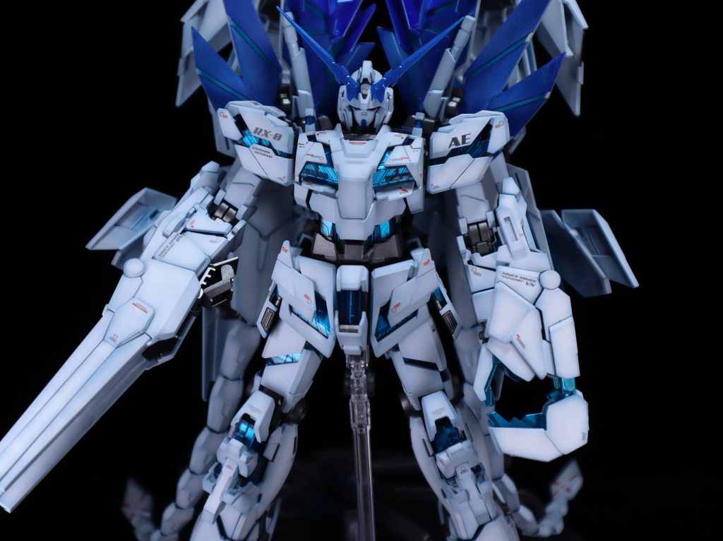 使った塗料外装:下地 スカイブルーとシアン混ぜたやつ 白 GXクールホワイト関節 ガンメタ青系はメタリックブルーとか色々 サイコフレームは裏にスターブライトジェラルミン→クリアブルー基本仕事終わりにコツコツスタイルで製作時間は100時間超えちゃいました がんばった!ポージングしたら壊れそうなのでこのまま飾ります