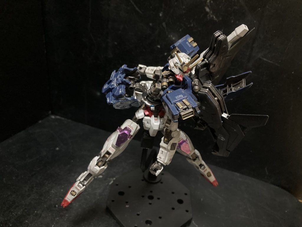 可変途中。下半身を半回転しながら胸部を展開して頭部を収納しますー。