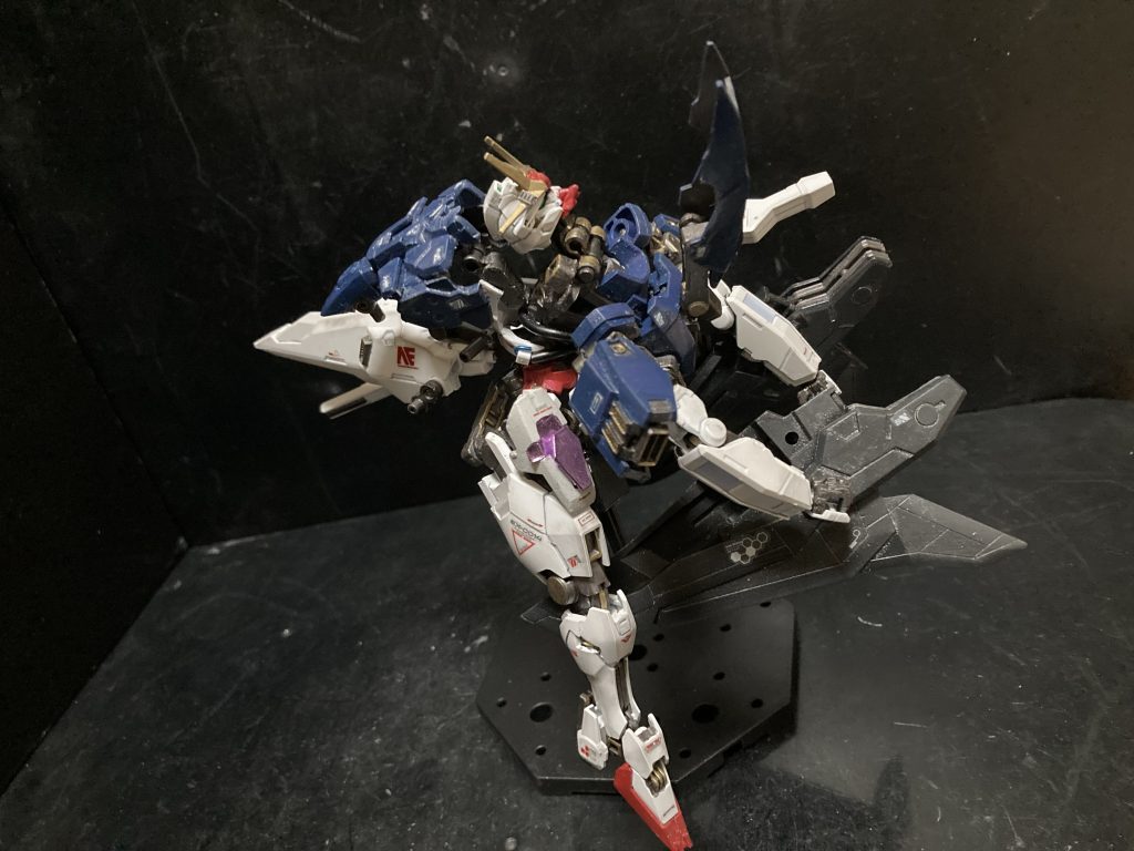 脚と腕を定位置に。収納した頭部に蓋をしますよ。