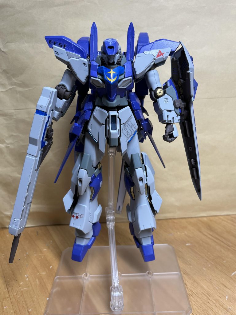 正面。頭部にはアンテナをつけようとしましたが、かなりやっている人が多かったため、そこら辺にあったバイザーをつけました。センサーユニット強化という設定(後付け)です。エングレービングは埋めて、連邦マークに。詳しい設定(妄想)は後ほど。