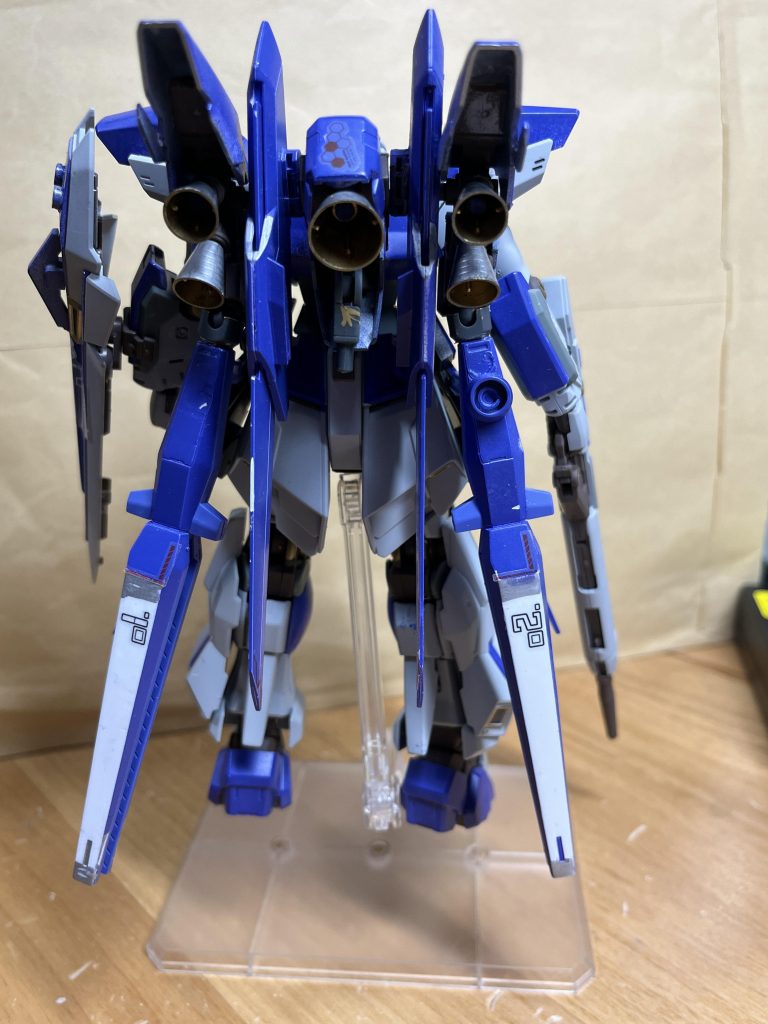 背面。バックパックはデルタ系統のウイングバインダーをつけました。ファンネルをジョイントを使ってプロペラントタンクがついていたところにつけ、バーニアをより薄く大きいものに換装。