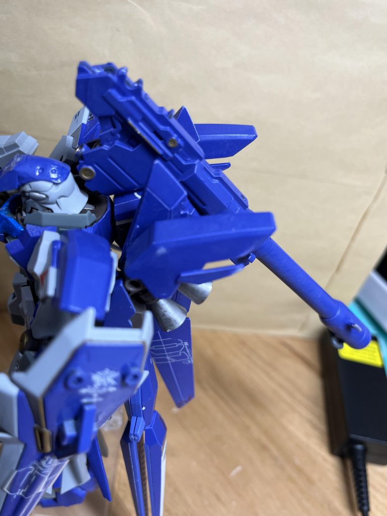 磁石を仕込み、バズーカを懸架することも。