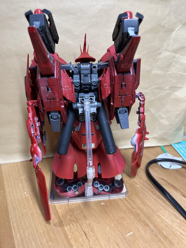 背面。コトブキヤのブースターとゾイドのハンターウルフの羽をガンプラのジョイントで接続。そこに追加のジェネレータと既存のファンネルコンテナをつけました。