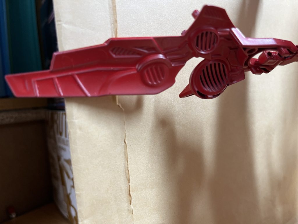 後付けの設定(勢いで作った機体なので、そんなに細かく考えていません。)0093。ネオジオンは、連邦との戦いが長期化することを恐れ、とある整備兵がサザビーの強化案を出した。それが、「MA並みの力を持った究極のサザビーを作る」というものだった。(しかしこのプランは、戦いが早く終わったので実現はしなかった。また、そもそもシャアがこの戦い方を望んでいなかったからとも言われている)この機体の最大の特徴であるウェーブウイングは、電波で攻撃をする。サイコフレームに特殊な電波を流し、制御をおかしくすることができる。また、そうでない機体も制御を狂わせることができる。そのため、機体はビームサーベル、ビームトマホークだけで十分だったと言われていた。