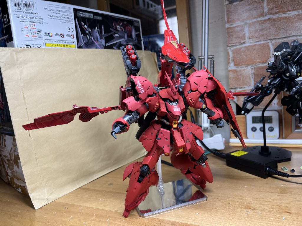 どーん。羽を広げるとかなりの大きさになります。羽と足と機首で五角形になるように調整しました。